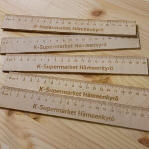 Viivotin omalla logolla / tekstillä